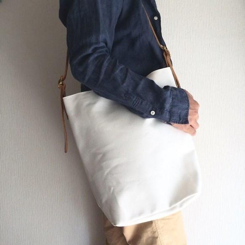 No. 6 canvas and extra-thick oil-nume 3way bag [white] - กระเป๋าแมสเซนเจอร์ - หนังแท้ ขาว