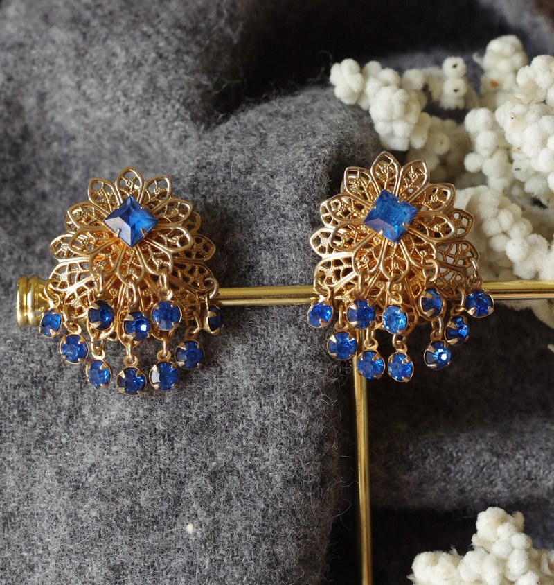 古董金色蕾絲雕花藍色萊茵石垂墜夾式耳環 C404 - 耳環/耳夾/耳骨夾 - 其他金屬 金色