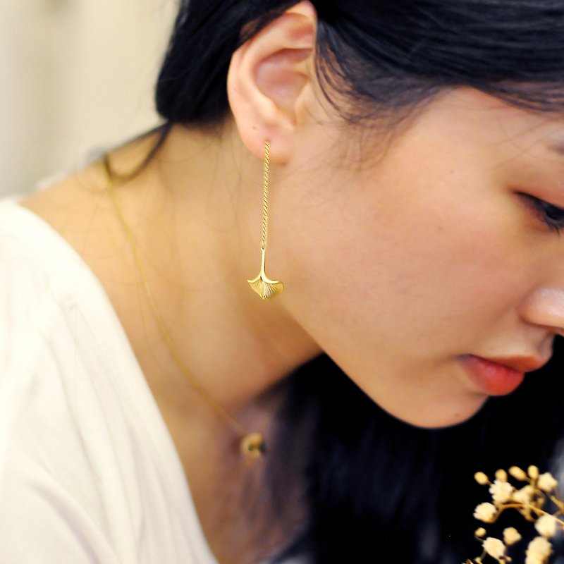 Ginkgo銀杏葉耳環18K啞金 復古 氣質 不對稱耳線 - 耳環/耳夾 - 純銀 金色