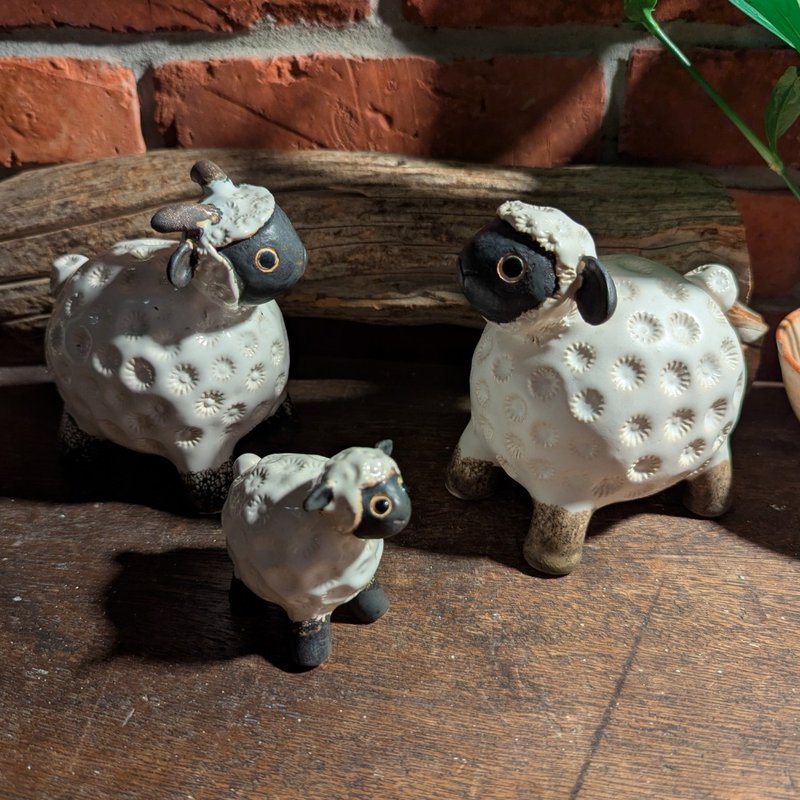想打工的笑笑羊 療癒系 陶偶 鶯歌 手作 文創 - 擺飾/家飾品 - 陶 白色