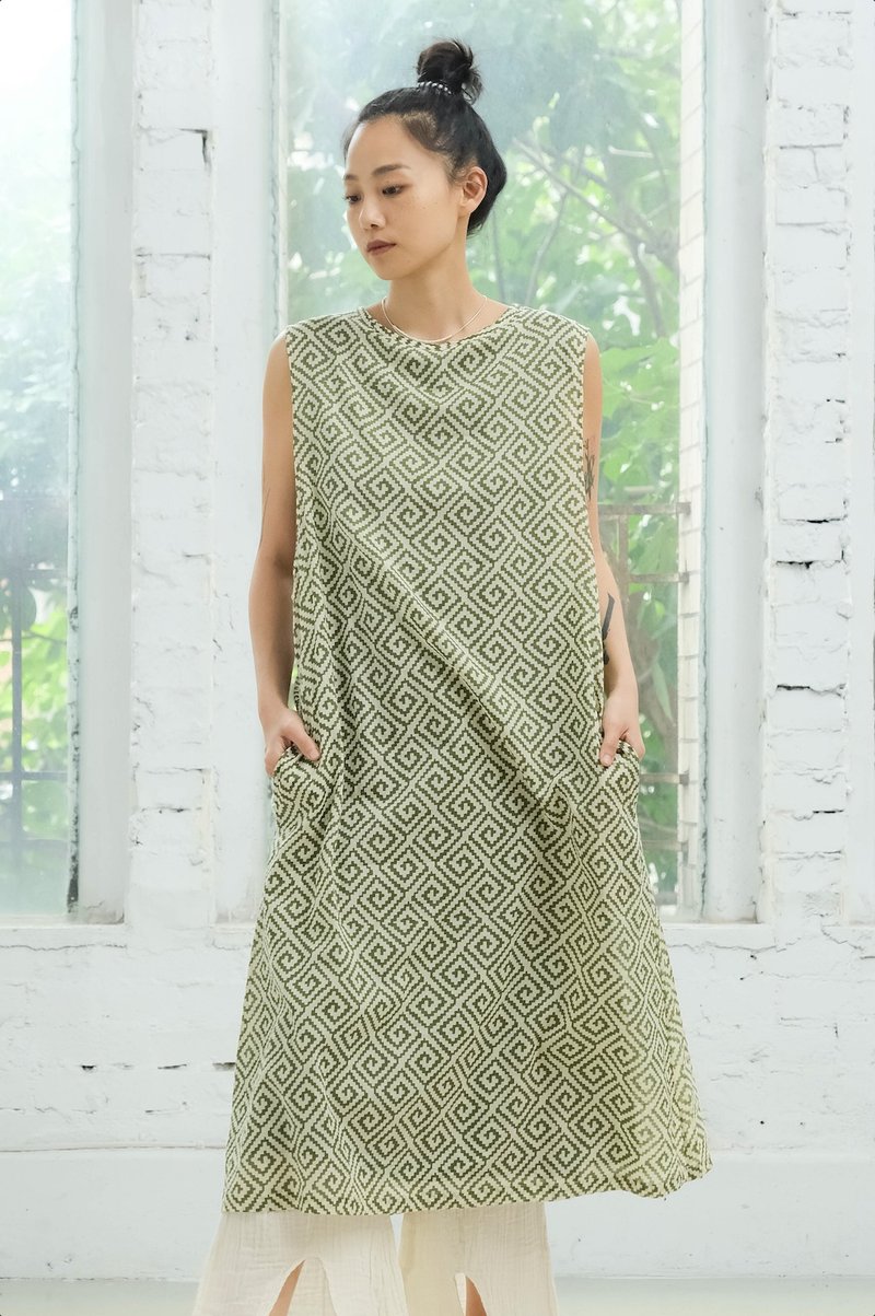 OMAKE crew neck back pleated double layer dress/voile cover dyed green labyrinth - ชุดเดรส - ผ้าฝ้าย/ผ้าลินิน สีเขียว