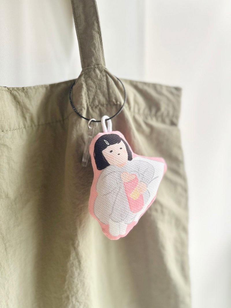 Miss Ng Yuk Eating Chips Plushie Keychain - ที่ห้อยกุญแจ - ผ้าฝ้าย/ผ้าลินิน สีเทา