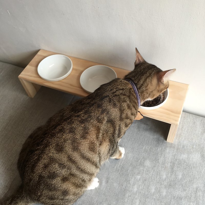 Solid wood pet dining table three bowl rack with porcelain bowl waterproof cat Valentine’s day custom - ชามอาหารสัตว์ - ไม้ สีกากี