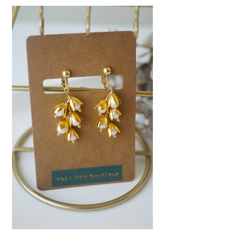 White rose hips | Freshwater pearls | Clip-on earrings | clip-on - ต่างหู - วัสดุอื่นๆ สีทอง