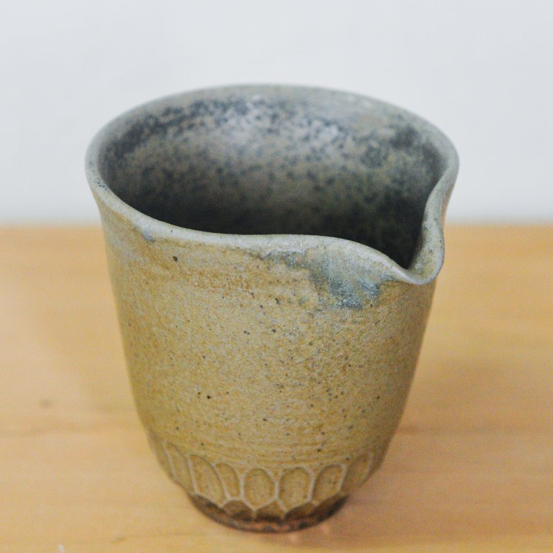 Chai pottery hand made dark green carved tea sea justice cup cup - ถ้วย - ดินเผา สีนำ้ตาล