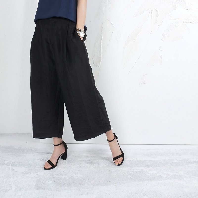 Hazelnut /GAOGUO original designer women's brand minimalist black silk silhouette thigh pants nine points skirt pants - Women's Pants - Silk Black