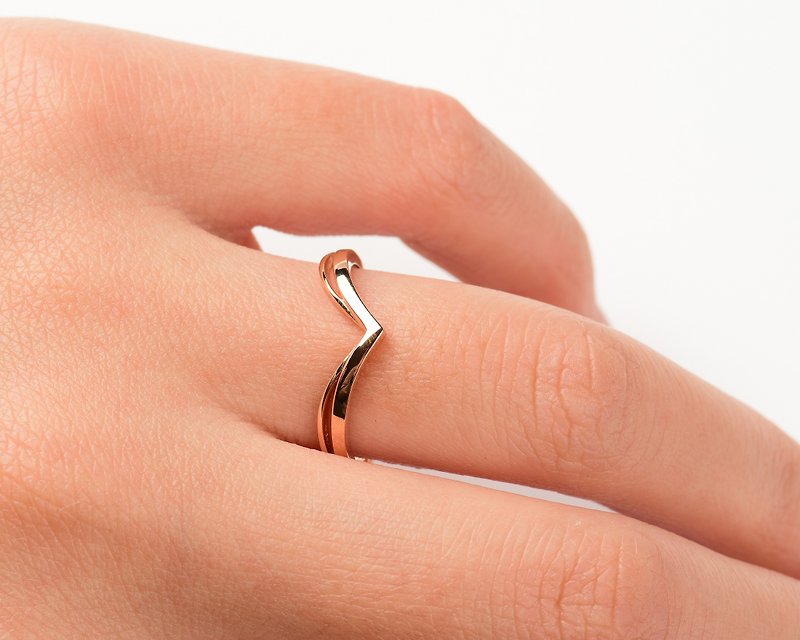 獨特設計V型戒指 婚戒訂製 客製化婚戒訂製 9K玫瑰金V型婚戒 - 戒指 - 貴金屬 金色