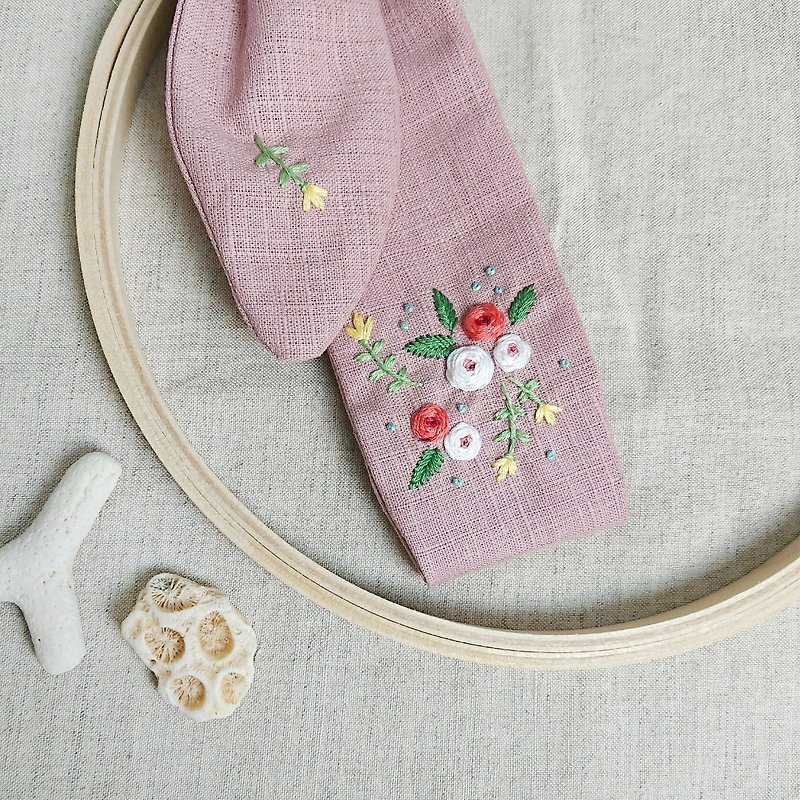 頭上的花園系列-玫瑰園手工刺繡蝴蝶結髮帶 - 髮帶/頭箍 - 繡線 粉紅色
