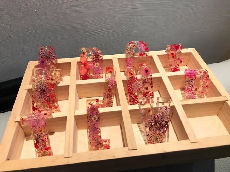 Oone_n_Only Handmade  SALE: Pressed Flower Letter Keychain(Red,Pink) - ที่ห้อยกุญแจ - พลาสติก 