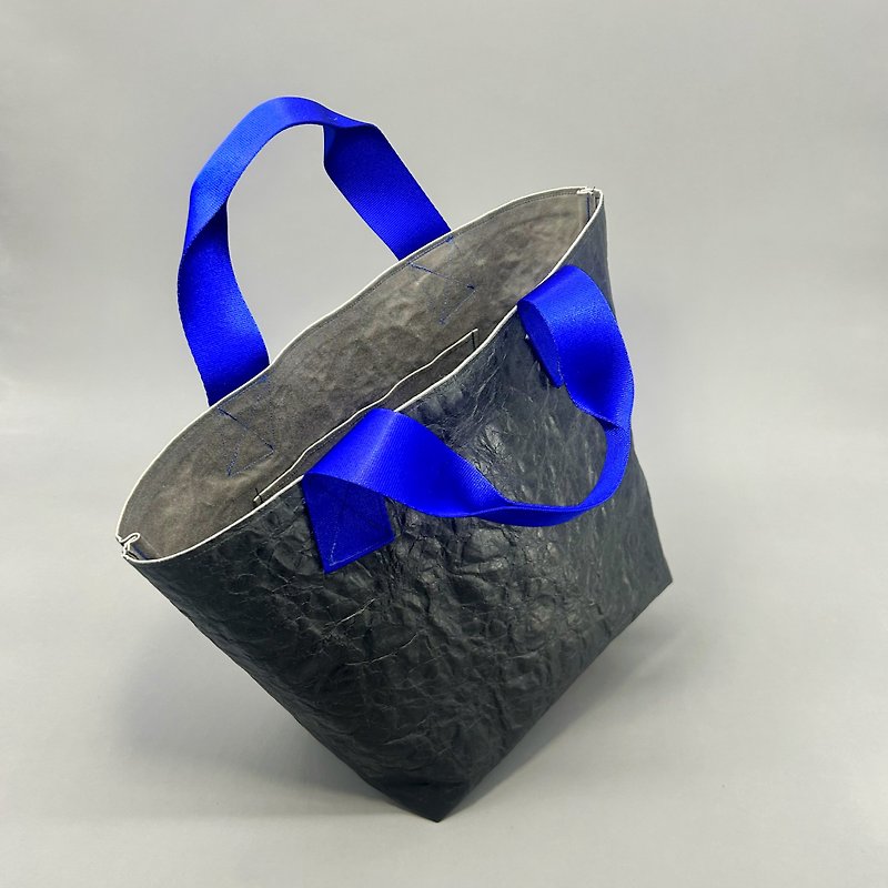 【東京発】特殊素材エコロジートートバッグ black × ultramarine blue / petit M - トート・ハンドバッグ - 防水素材 ブラック