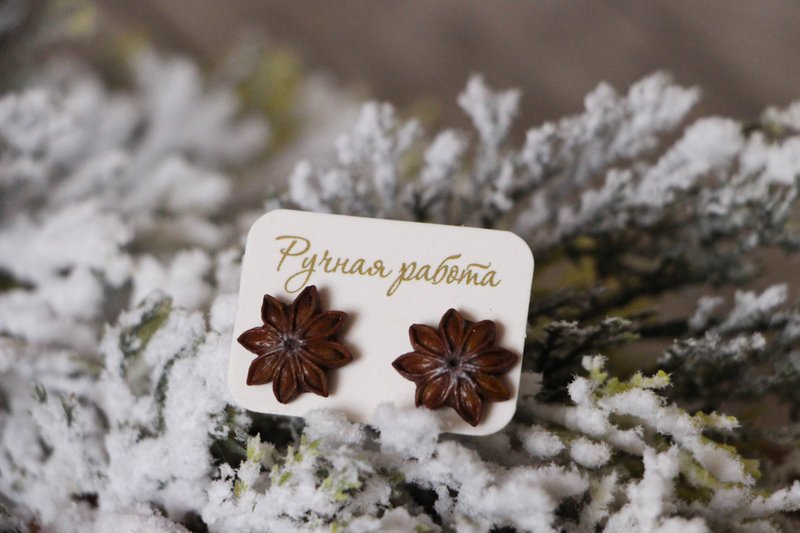 Christmas earrings Star anise stud earrings - 耳環/耳夾/耳骨夾 - 黏土 咖啡色