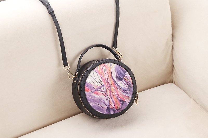 S8O Oil Painting Style Round Crossbody Bag Mysterious Ocean Jellyfish Series Black - กระเป๋าแมสเซนเจอร์ - เส้นใยสังเคราะห์ สีดำ