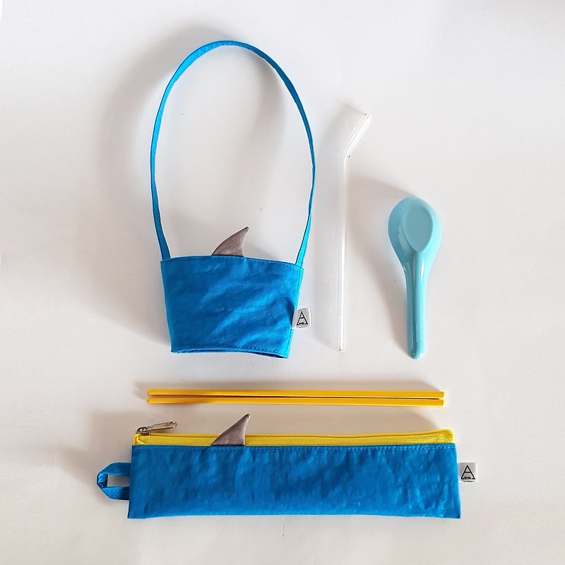 New iron gray shark fin/shark is coming, eco-friendly tableware bag + drink bag/blue sea shark [gift/gift - ถุงใส่กระติกนำ้ - ผ้าฝ้าย/ผ้าลินิน สีน้ำเงิน