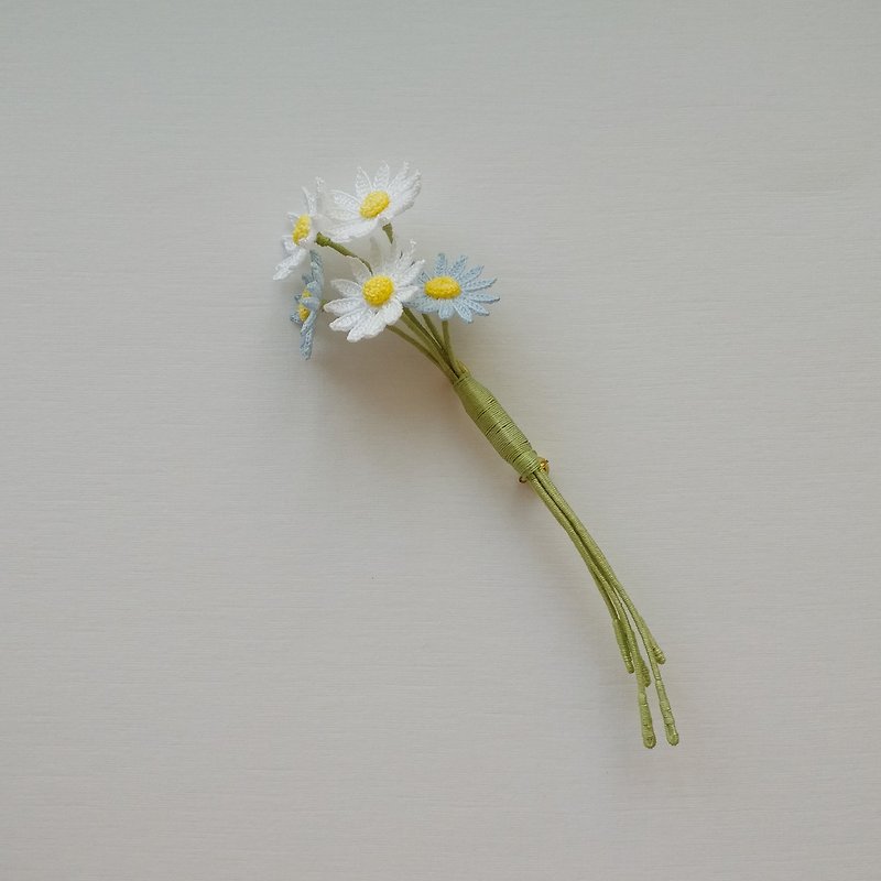 Thread Brooches Multicolor - White & Blue daisies brooch