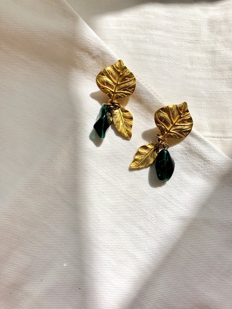 Vintage Gold-Leaf Green Gemstone Drop Earrings - 耳環/耳夾/耳骨夾 - 貴金屬 金色
