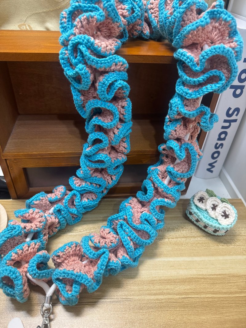 MUMU 蔓越莓x薄荷糖 浪漫波浪裙擺手機背帶 可自由調整長度 - 手機掛繩/背帶 - 棉．麻 粉紅色