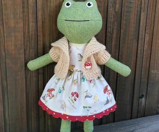 ハンドメイド　作家様　10　ぬいぐるみ　カエル　　中古美品 緑のカエルの女の子、手作りの柔らかいヒキガエルのおもちゃ