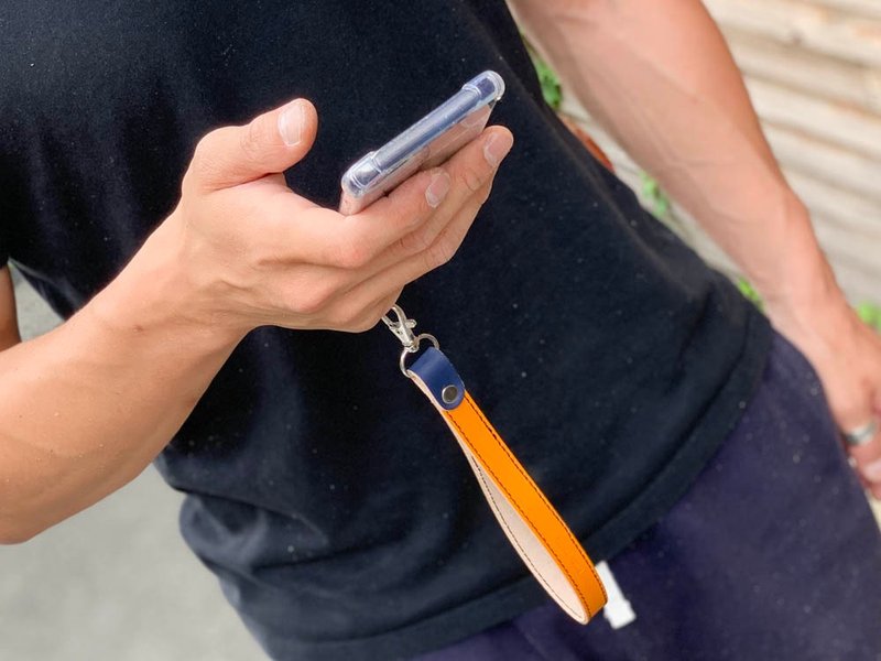 BELT　コントラストが楽しいキャメル×ネイビー　ベルトステッチストラップ　キーホルダーにもなる　BSS-CN-K - 手機掛繩/背帶 - 真皮 橘色