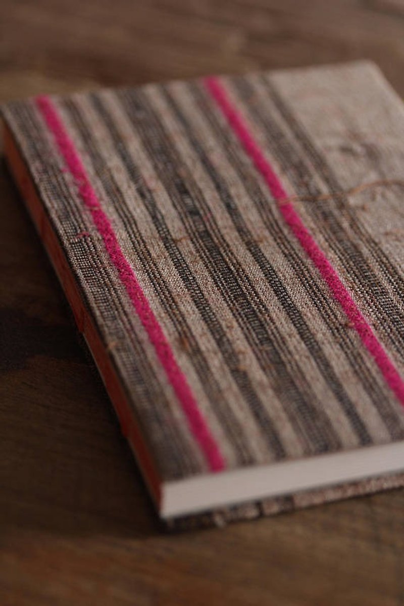 モン族山岳地帯の生地カバーA6サイズのブラウン、ピンクのストライプ（NB0007）を使用したハンドメイドのジャーナルノートブック - ノート・手帳 - シルク・絹 