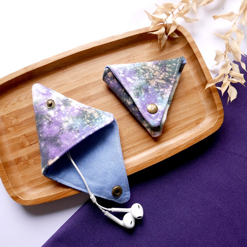 Starry sky Handmade Tie dye Triangular Coin Case  Xmas gifts - กระเป๋าใส่เหรียญ - ผ้าฝ้าย/ผ้าลินิน สีน้ำเงิน