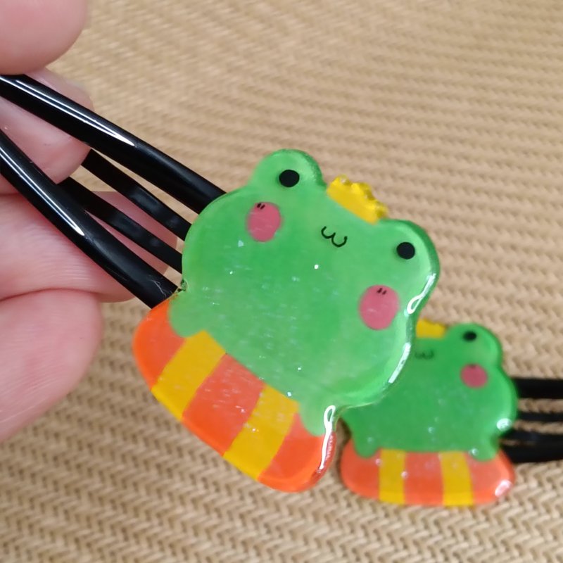 小青蛙王子髮夾。呱呱!可愛療癒髮飾。手作熱縮片髮夾(1對) - 髮夾/髮圈 - 樹脂 綠色