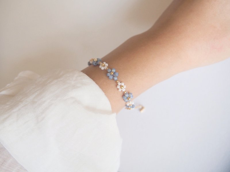 Beads Bracelet [Blue Flower] Adjuster Hardware Delicate Flower - สร้อยข้อมือ - วัสดุอื่นๆ สีน้ำเงิน
