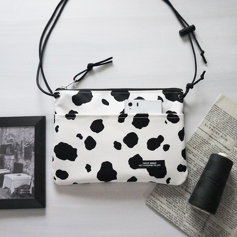 Cute cow　shoulder bag - กระเป๋าแมสเซนเจอร์ - ผ้าฝ้าย/ผ้าลินิน ขาว