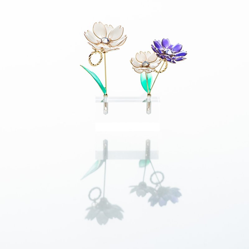 Decorated winter piercing earrings PLANT - Earrings & Clip-ons - Resin White