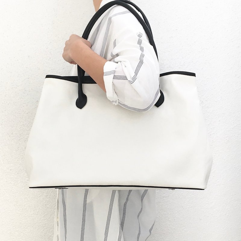 Large-capacity self-supporting No. 11 canvas and leather wide tote bag [off-white] - Handbags & Totes - Cotton & Hemp White