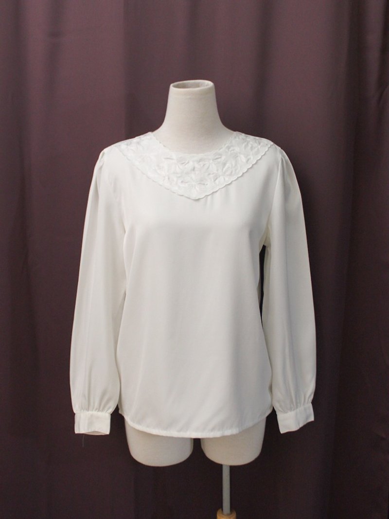 Vintage Japanese elegant geometric butterfly embroidery white round neck long sleeve vintage shirt VintageBlouse - เสื้อเชิ้ตผู้หญิง - เส้นใยสังเคราะห์ ขาว