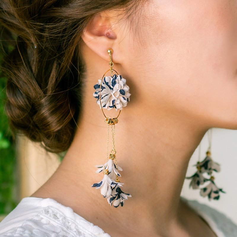 Lois ホワイトとブルーのジョーゼットの花、ミュシャ風のボヘミアンピアスとイヤリング - ピアス・イヤリング - その他の素材 ホワイト