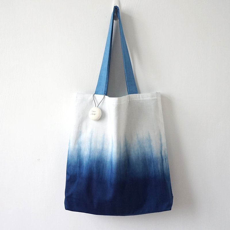 S.A x Spruce Forest, Indigo dyed Handmade Natural Pattern Tote Bag (L) - กระเป๋าแมสเซนเจอร์ - ผ้าฝ้าย/ผ้าลินิน สีน้ำเงิน