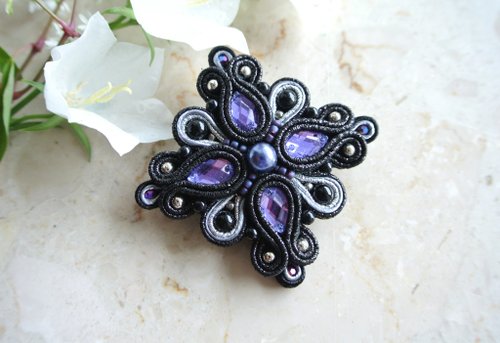 ブラックブローチパープルビーズ刺繡ピンSoutacheクリスタル
