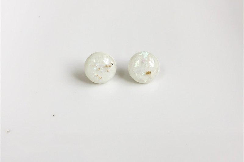金箔白少女 樹脂古董珠耳針 - 耳環/耳夾 - 壓克力 白色