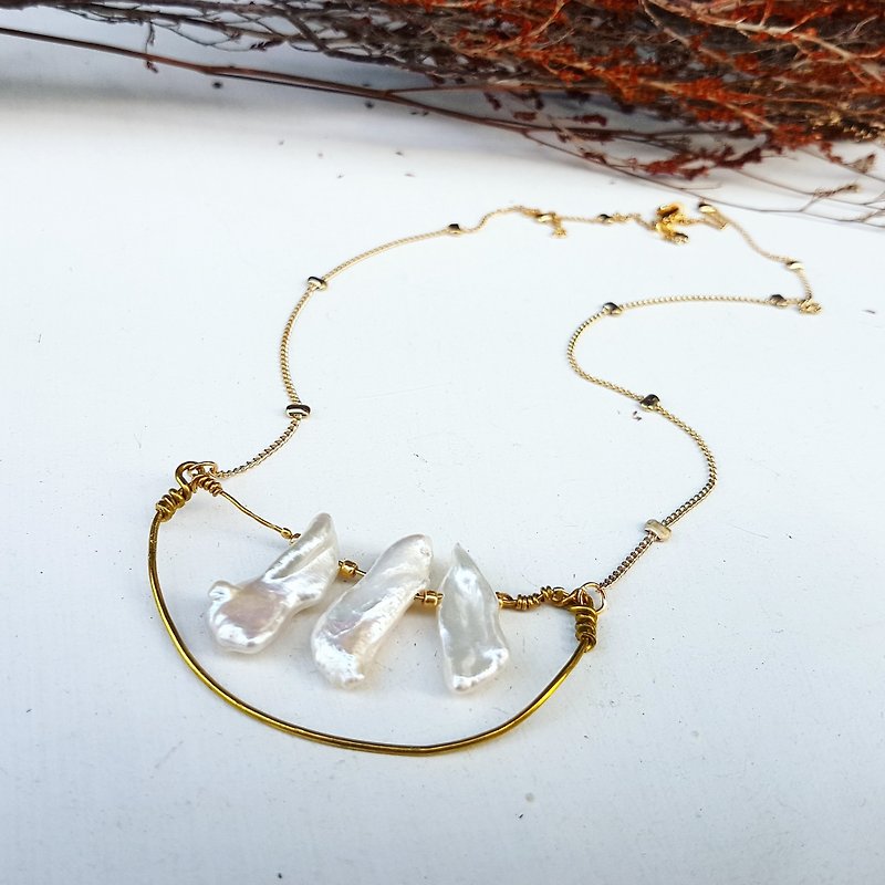 Copper hand made _U-shaped copper wire irregular natural pearl _ medium long necklace _ long necklace _ short necklace - สร้อยคอยาว - ไข่มุก ขาว
