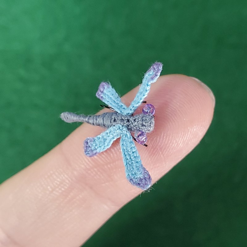 Extremely micro crocheted dragon. Dollhouse miniature. Amigurumi animal. - 公仔模型 - 棉．麻 灰色