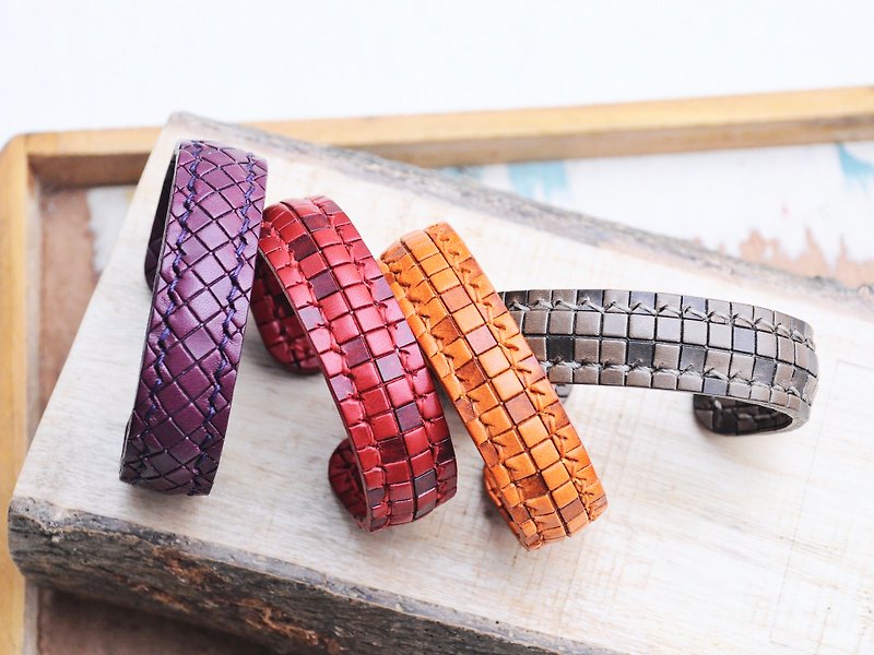 【Plaid line 🔸🔹 leather hand 鈪 (a pair of loaded)】 leather material package good seam hand 鈪 couple hand 鈪 leather bracelet Valentine's Day gifts Christmas gifts Italian leather vegetable tanned leather DIY - สร้อยข้อมือ - หนังแท้ หลากหลายสี