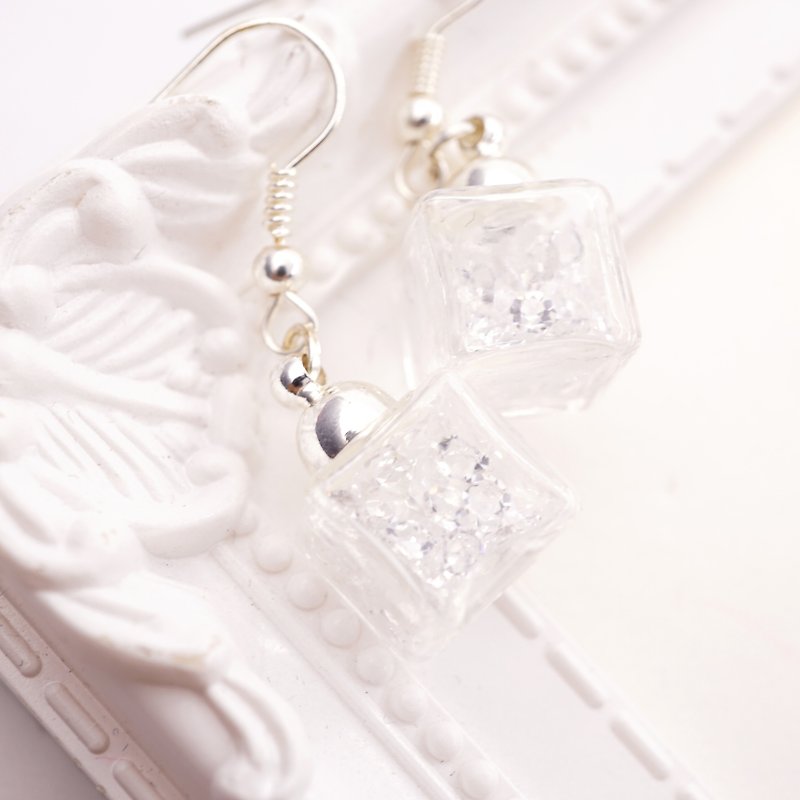 A Handmade 白水晶冰塊玻璃球耳環 - 耳環/耳夾 - 玻璃 