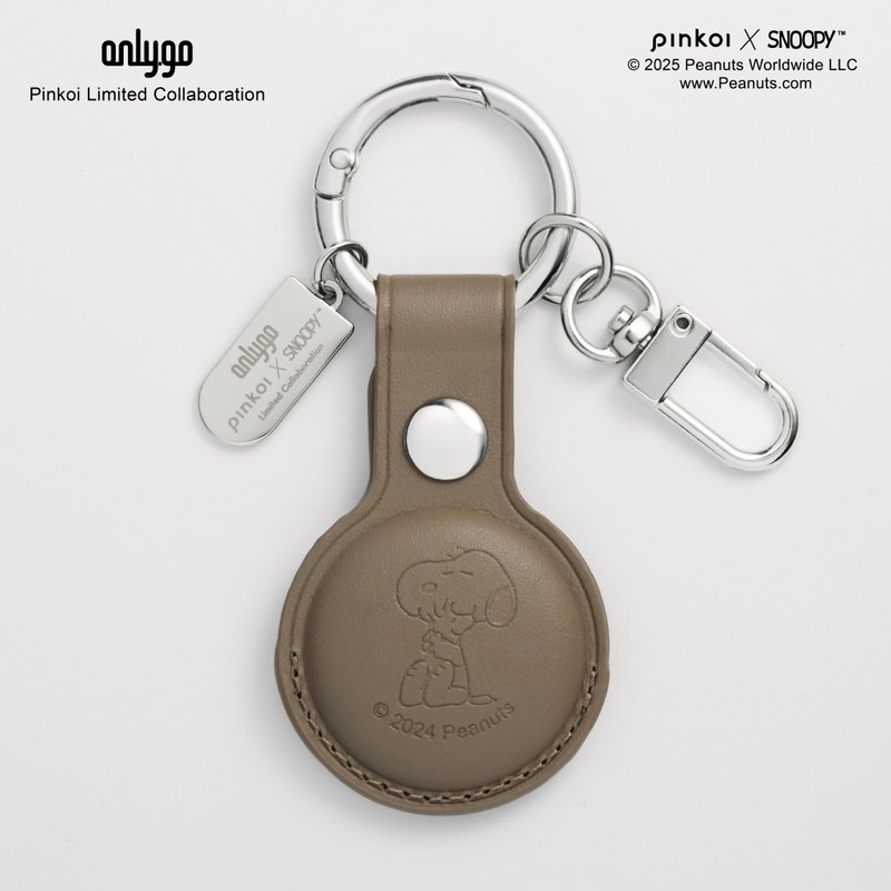 【Pinkoi x SNOOPY】AirTag 皮革鑰匙圈(暖灰) - 摯友相伴 SNOOPY - 鑰匙圈/鑰匙包 - 人造皮革 灰色