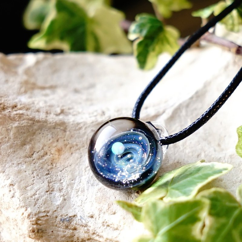 Cosmos only for you. small white opal meteorite universe glass pendant star glass with real meteorite japan made japan handicraft handmade free shipping - 項鍊 - 玻璃 藍色