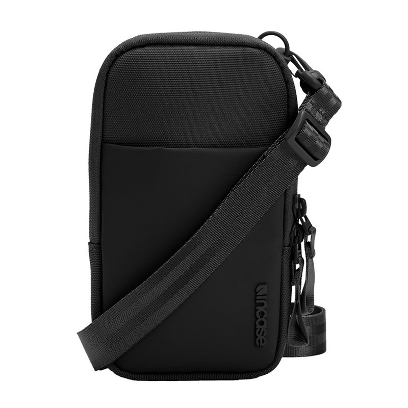 Incase ARC Small Crossbody Bag PU coated crossbody/shoulder bag (black) - กระเป๋าแมสเซนเจอร์ - เส้นใยสังเคราะห์ สีดำ