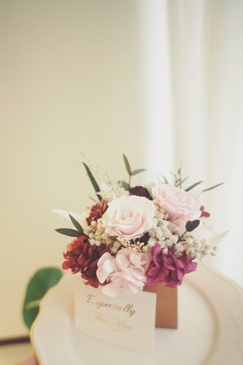 小花園粉色色永生玫瑰+不凋花繡球銅製花器小桌花花禮 - 乾燥花/永生花 - 植物．花 粉紅色