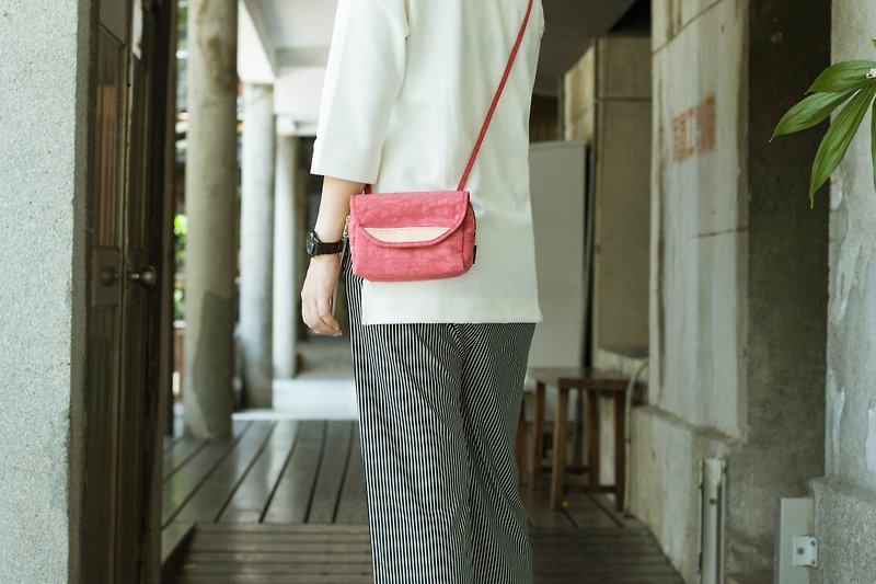 Portable Walking Bag /cross bag traveling/ Made In Taiwan/ waterproof nylon/Pink - กระเป๋าแมสเซนเจอร์ - หนังแท้ 