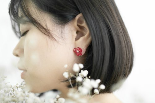 Floating Flowers - Ruo Meng.  Handmade real monogram flower resin earrings  / small Silver lily series - Shop Chi_handcraft Earrings & Clip-ons - Pinkoi