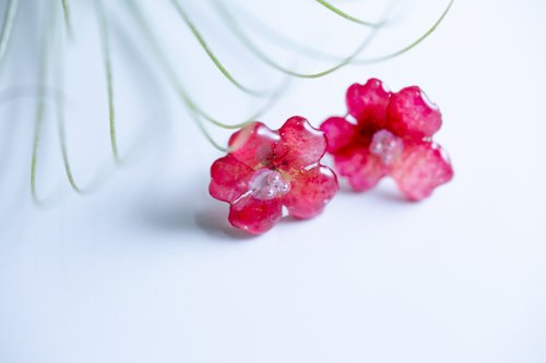 Floating Flowers - Ruo Meng.  Handmade real monogram flower resin earrings  / small Silver lily series - Shop Chi_handcraft Earrings & Clip-ons - Pinkoi