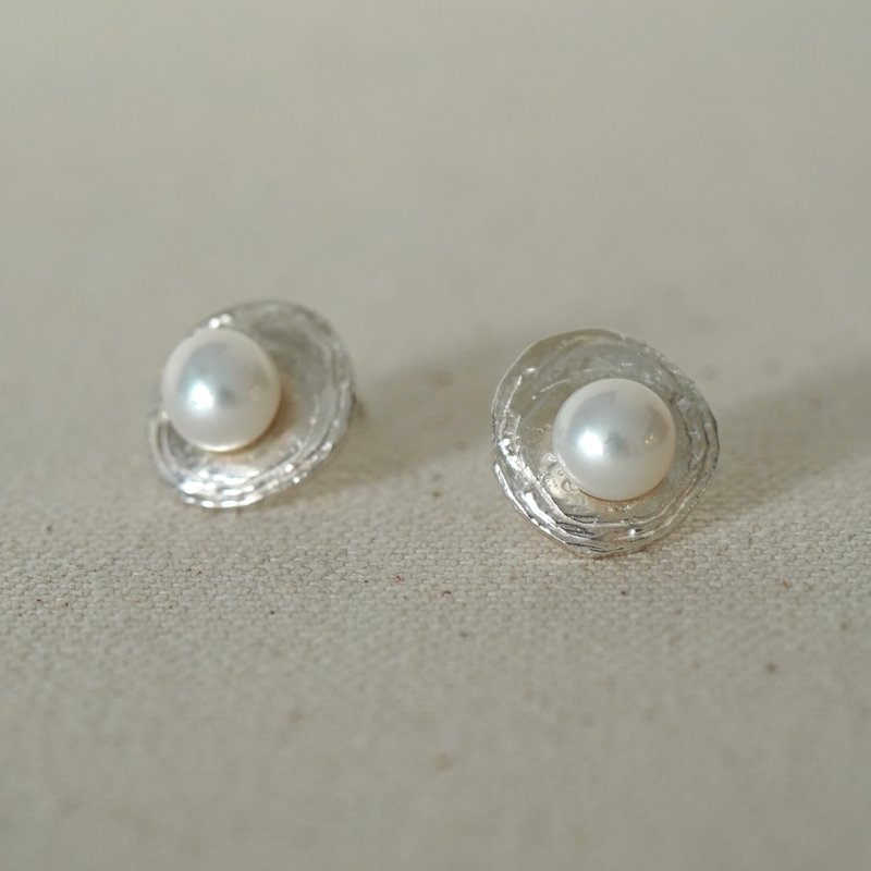 Layer Rock Pearl Earrings - ต่างหู - โลหะ สีเงิน