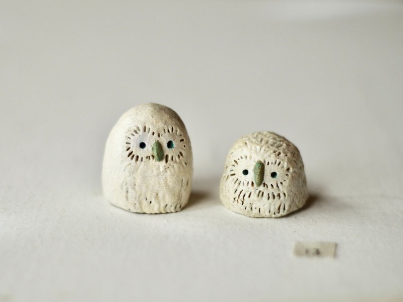 Mom and baby owl with giftbox クリスマスギフト クリスマスプレゼント - Items for Display - Pottery White