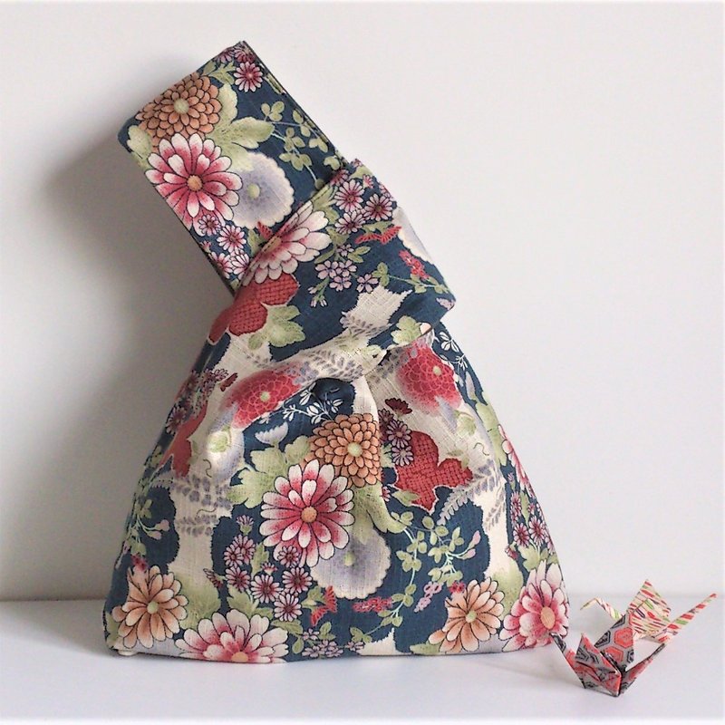 Knot Bag (Double-sided: Japanese-style big flowers x Military Green) - กระเป๋าถือ - ผ้าฝ้าย/ผ้าลินิน 