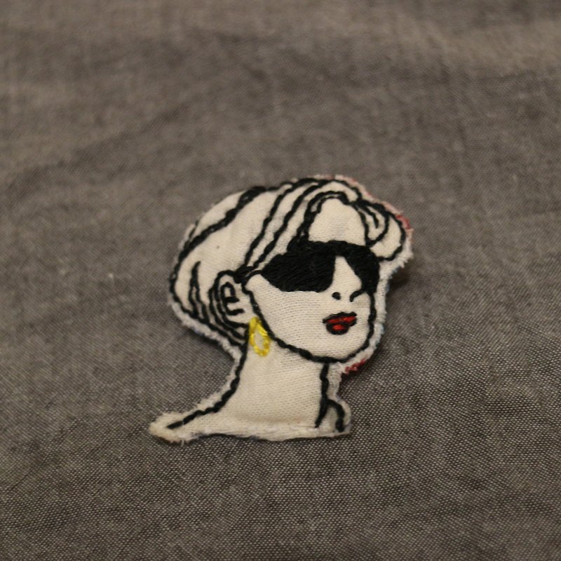 Wearing a sunglasses fashionable personality short hair woman embroidered pin brooch - Brooches - Thread Black