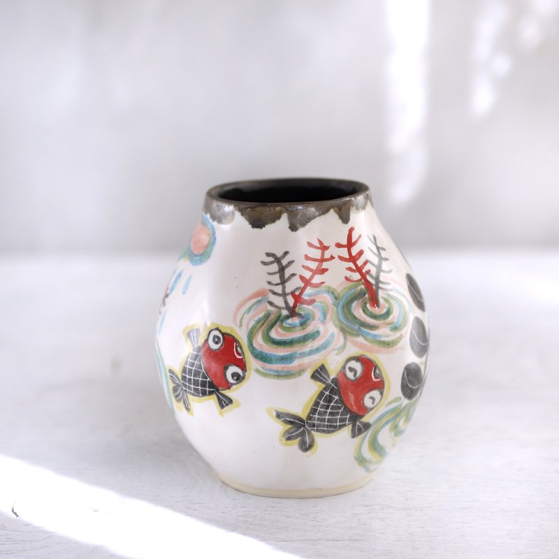 黒い水草と赤い金魚絵の花器/胴丸 - 花瓶/花器 - 陶 多色